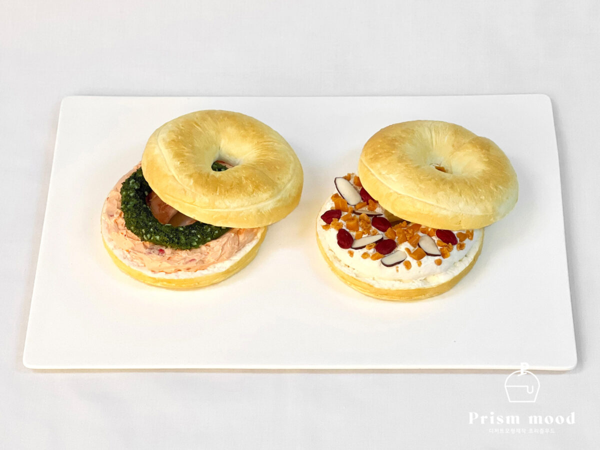 바질토마토 어니언크림치즈 베이글 모형 전체 형태