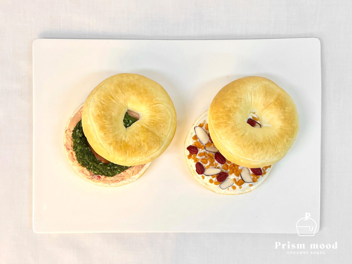 바질토마토 어니언크림치즈 베이글 모형 전체 형태 이미지