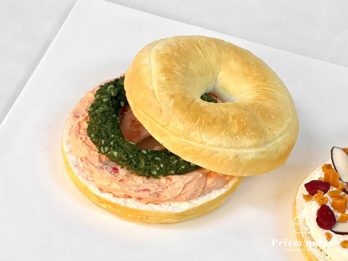 바질토마토 어니언크림치즈 베이글 모형 질감 표현